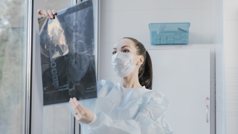 Dra. Thaline Neves mostra como a radiologia forense utiliza exames de imagem como ferramenta essencial para apoiar a justiça.