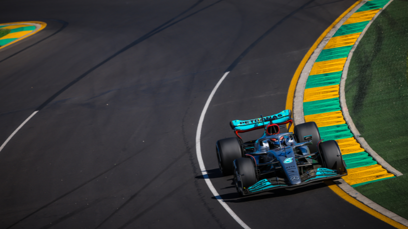 Protocolos e engenharia de ponta analisados por Kelsem Ricardo Rios Lima revelam o que torna a velocidade compatível com a segurança no automobilismo.