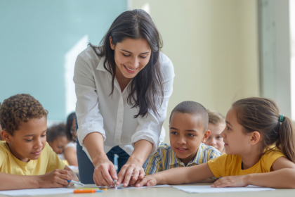 Como os projetos educacionais inovadores impulsionam resultados concretos, com a visão estratégica de Sérgio Bento De Araújo a transformar propósito em desenvolvimento real na escola.