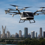 Aeronave elétrica eVTOL sobrevoa área urbana durante voo de demonstração
