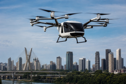 Aeronave elétrica eVTOL sobrevoa área urbana durante voo de demonstração