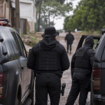 Agentes da Polícia Federal durante operação de combate à lavagem de dinheiro em área urbana de fronteira no Paraná