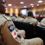 Agentes de emergência participam de uma atividade de treinamento estratégico ao ar livre.