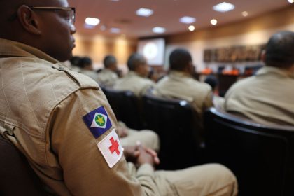 Agentes de emergência participam de uma atividade de treinamento estratégico ao ar livre.