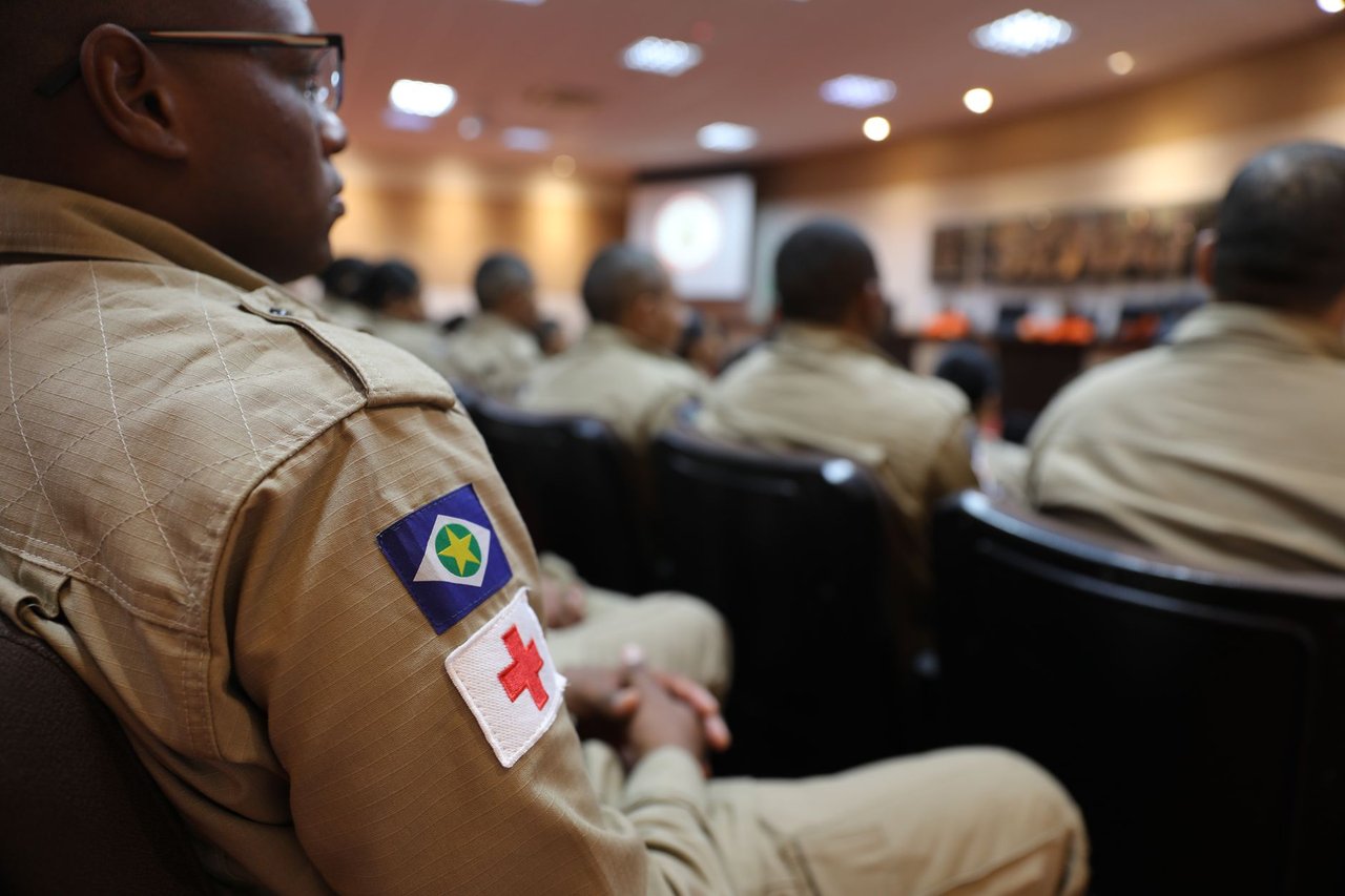 Agentes de emergência participam de uma atividade de treinamento estratégico ao ar livre.