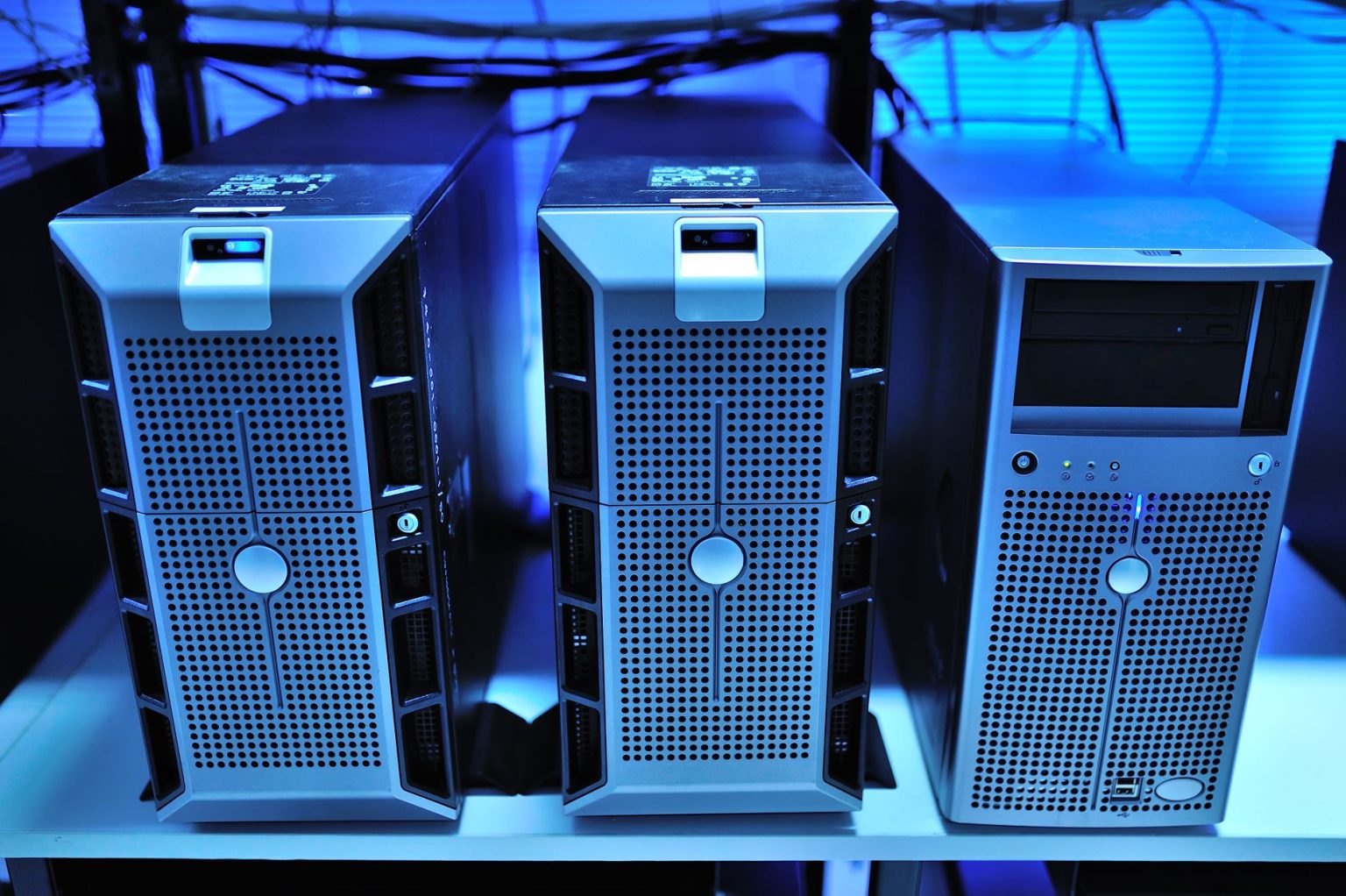 Close de servidores montados em racks dentro de um moderno data center.