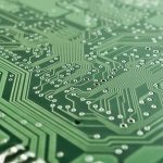 Placa de circuito eletrônico com componentes e microchip, usada para representar pesquisa e desenvolvimento de processadores.