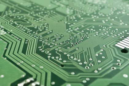 Placa de circuito eletrônico com componentes e microchip, usada para representar pesquisa e desenvolvimento de processadores.