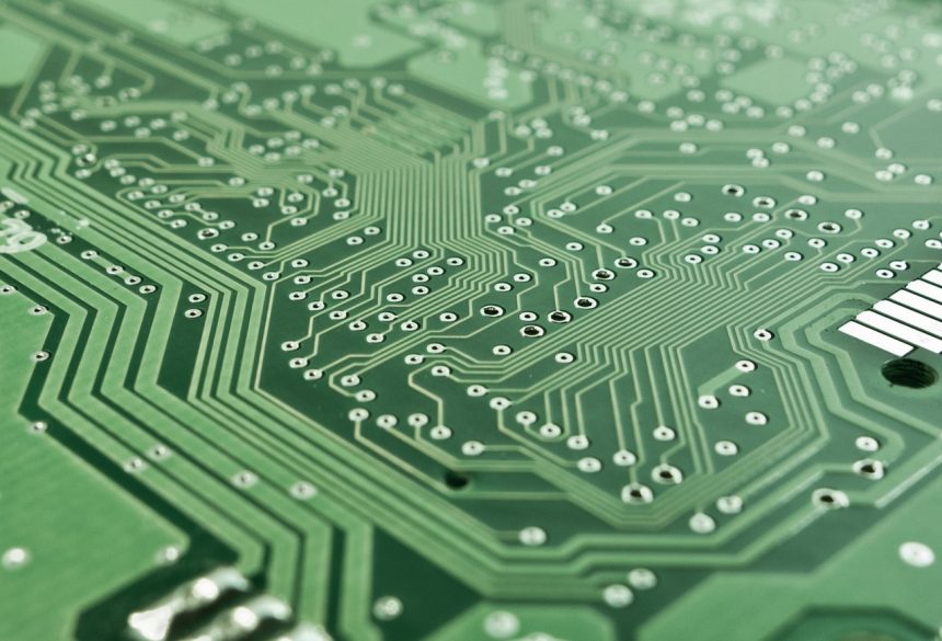 Placa de circuito eletrônico com componentes e microchip, usada para representar pesquisa e desenvolvimento de processadores.