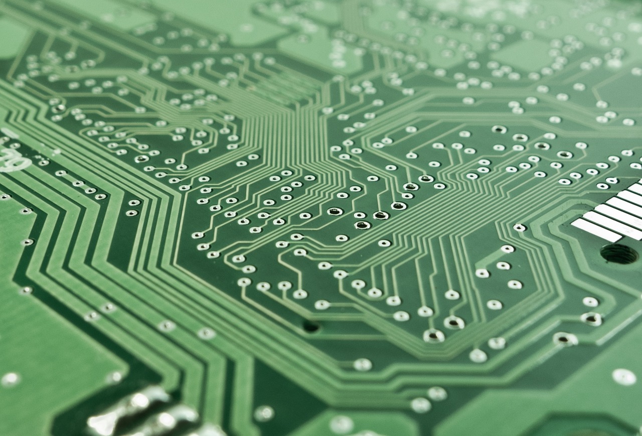 Placa de circuito eletrônico com componentes e microchip, usada para representar pesquisa e desenvolvimento de processadores.